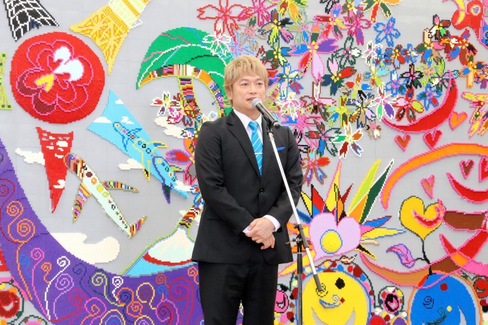 　壁画を元にしたレゴ作品の前で挨拶する香取慎吾