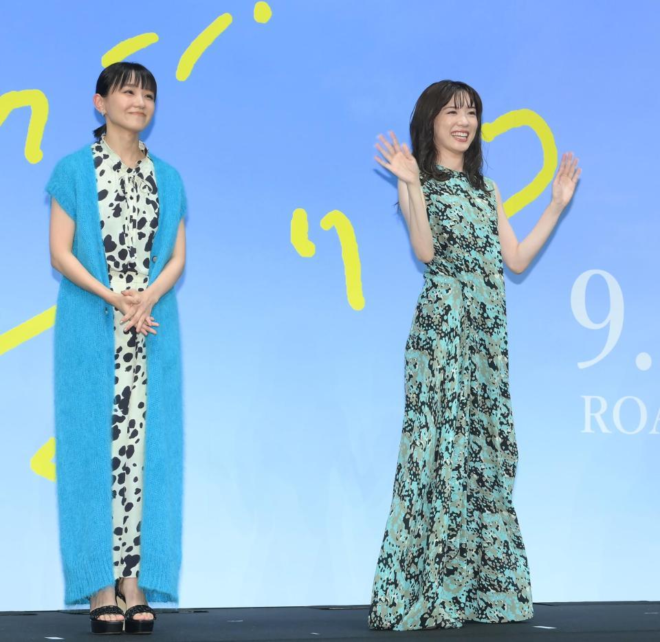 　フォトセッションを終えて手を振る永野芽郁、奈緒（左）＝撮影・堀内翔