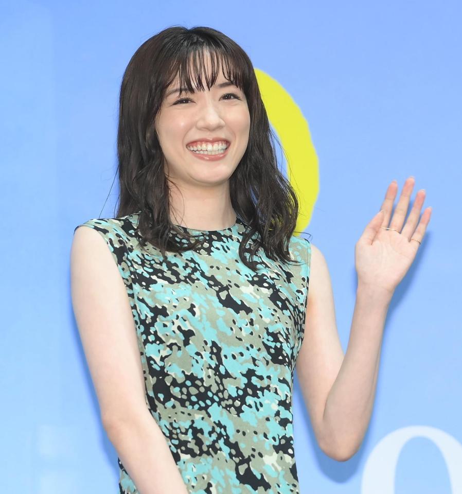 　歓声に手を振る永野芽郁（撮影・堀内翔）