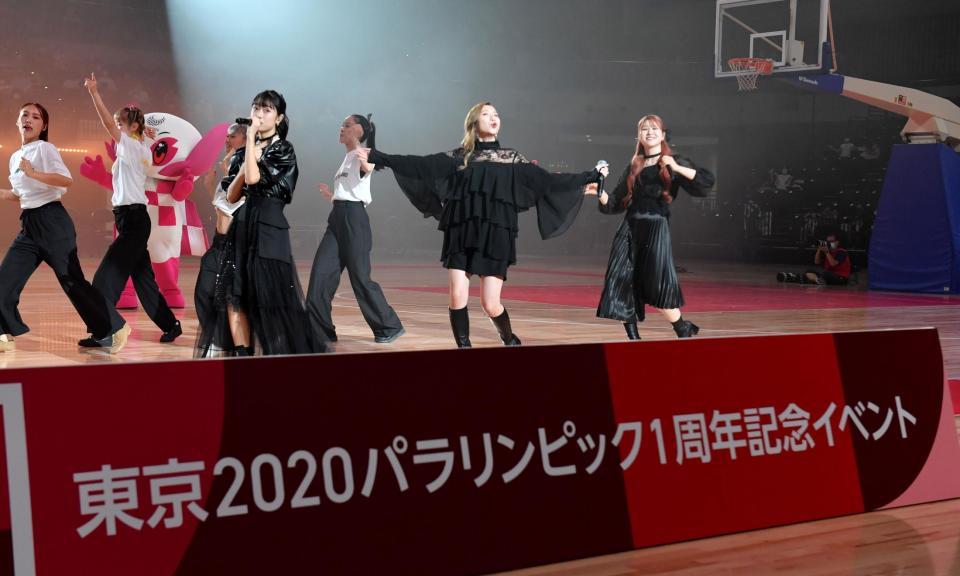 　ライブで場内を一周するＬｉｔｔｌｅ　Ｇｌｅｅ　Ｍｏｎｓｔｅｒ（撮影・佐々木彰尚）