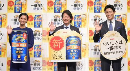 　発表会に登場した（左から）榮倉奈々、唐沢寿明、鈴木亮平（撮影・三好信也）