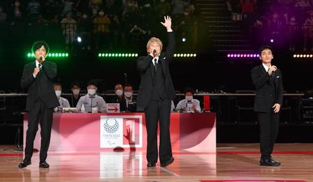 　ライブパフォーマンスをする（左から）稲垣吾郎、香取慎吾、草なぎ剛（撮影・佐々木彰尚）