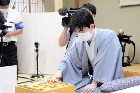 　第４局に臨む藤井聡太王位（日本将棋連盟提供）