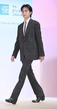 　登壇する大平修蔵＝東京・ＷＩＴＨ　ＨＡＲＡＪＵＫＵ　ＨＡＬＬ（撮影・棚橋慶太）