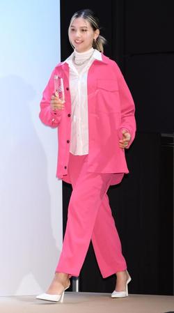 　登壇する長谷川ミラ＝東京・ＷＩＴＨ　ＨＡＲＡＪＵＫＵ　ＨＡＬＬ（撮影・棚橋慶太）