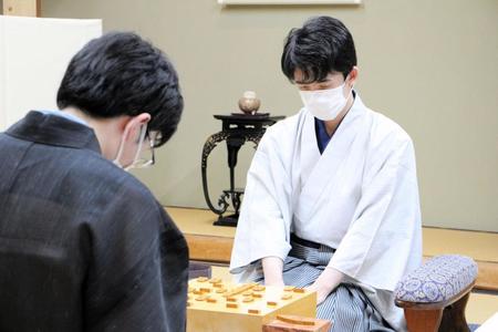 　豊島将之九段（手前）に勝利した藤井聡太王位（日本将棋連盟提供）