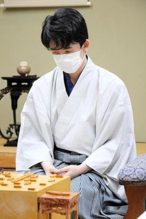 　豊島将之九段に勝利した藤井聡太王位（日本将棋連盟提供）