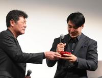 　感極まって涙を流す長男の赤井英五郎監督（右）にハンカチを渡す赤井英和（撮影・堀内翔）