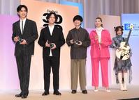 　トロフィーを手に笑顔の（左から）大平修蔵、江崎文武氏、古賀げんじ氏、長谷川ミラ、Ｒｅｉ＝東京・ＷＩＴＨ　ＨＡＲＡＪＵＫＵ　ＨＡＬＬ（撮影・棚橋慶太）