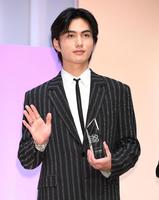 　トロフィーを手に笑顔を見せる大平修蔵＝東京・ＷＩＴＨ　ＨＡＲＡＪＵＫＵ　ＨＡＬＬ（撮影・棚橋慶太）