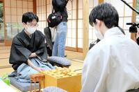 　豊島将之九段（奥）に勝利した藤井聡太王位（日本将棋連盟提供）