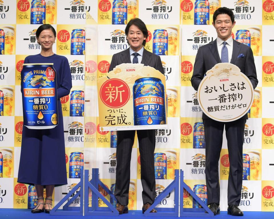 　発表会に登場した（左から）榮倉奈々、唐沢寿明、鈴木亮平（撮影・三好信也）