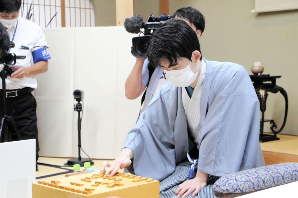 　第４局に臨む藤井聡太王位（日本将棋連盟提供）