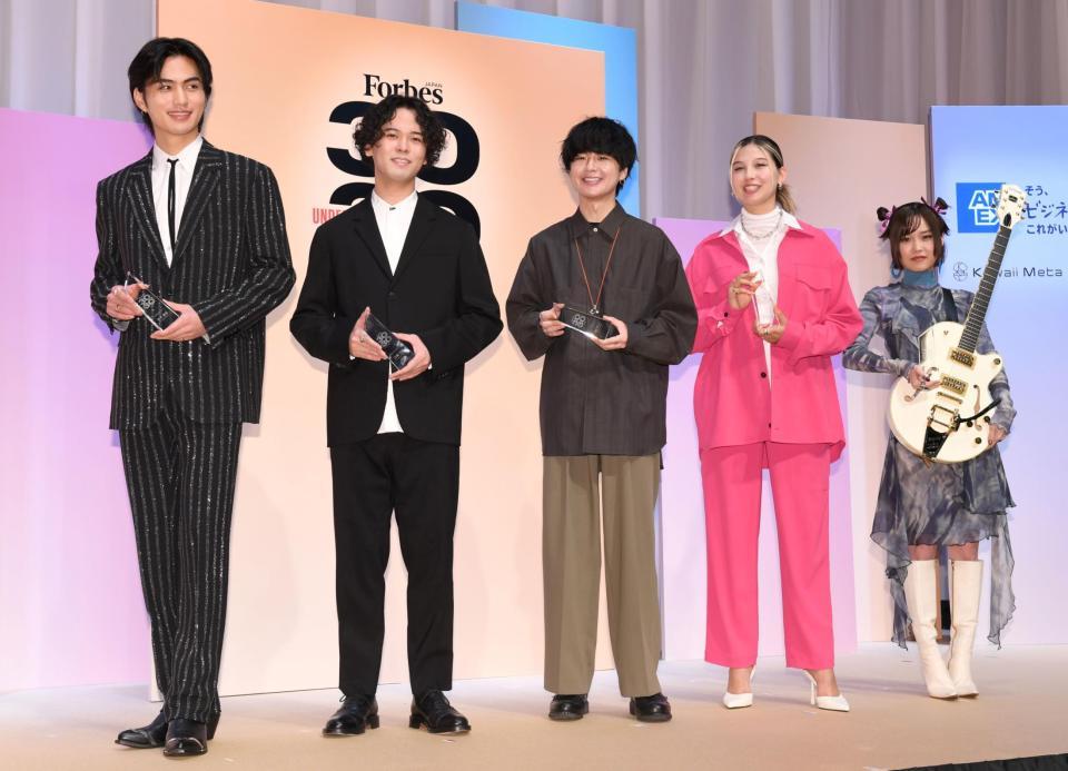 　トロフィーを手に笑顔の（左から）大平修蔵、江崎文武氏、古賀げんじ氏、長谷川ミラ、Ｒｅｉ＝東京・ＷＩＴＨ　ＨＡＲＡＪＵＫＵ　ＨＡＬＬ（撮影・棚橋慶太）