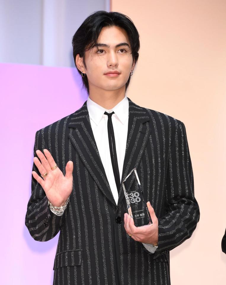 　トロフィーを手に笑顔を見せる大平修蔵＝東京・ＷＩＴＨ　ＨＡＲＡＪＵＫＵ　ＨＡＬＬ（撮影・棚橋慶太）