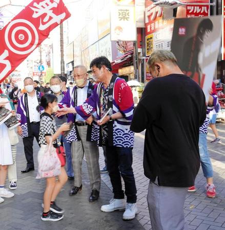 　通行人と言葉をかわす赤井英和＝大阪・道頓堀