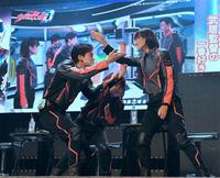 　思い出のシーンをふざけながら再現する松本大輝（左）にツッコミを入れる村山優香（中央）と宮澤佐江（撮影・伊藤笙子）