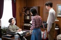 房子（原田美枝子・左）の言葉を聞く暢子（黒島結菜）と和彦（宮沢氷魚）