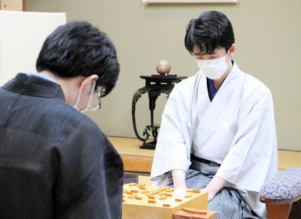 　豊島九段（手前）に勝利した藤井王位（日本将棋連盟提供）