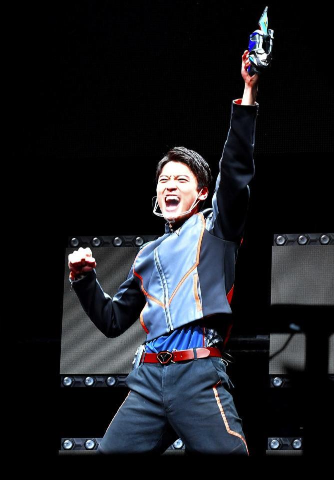 　ポーズを決める松本大輝（撮影・伊藤笙子）