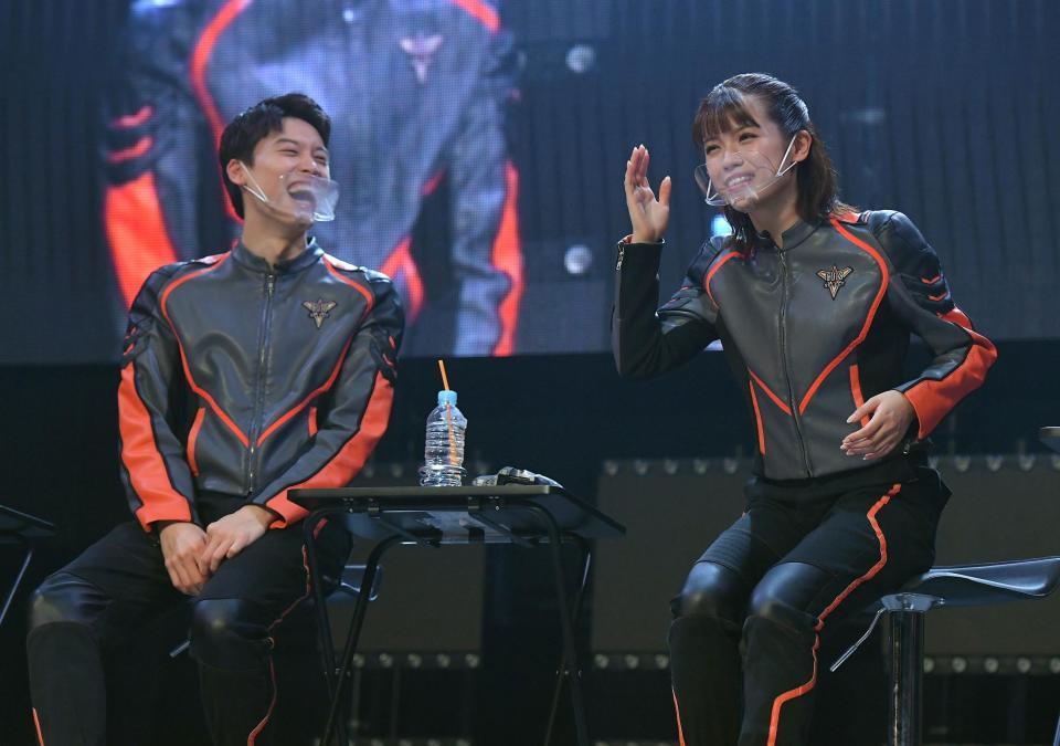 　「ウルトラマンデッカー」の撮影の裏話を語る村山優香（右）と松本大輝（撮影・伊藤笙子）