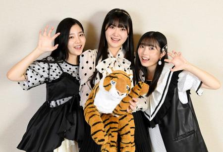　新曲の名前にかけて、虎のポーズをするＢＥＹＯＯＯＯＯＮＤＳの（左から）一岡伶奈、江口紗耶、西田汐里（撮影・高石航平）
