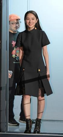 　初日舞台あいさつに登場した堀田真由＝新宿ピカデリー（撮影・三好信也）