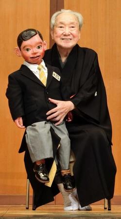 愛用した腹話術人形を手に笑顔を見せる三遊亭金翁さん＝２０２１年１０月