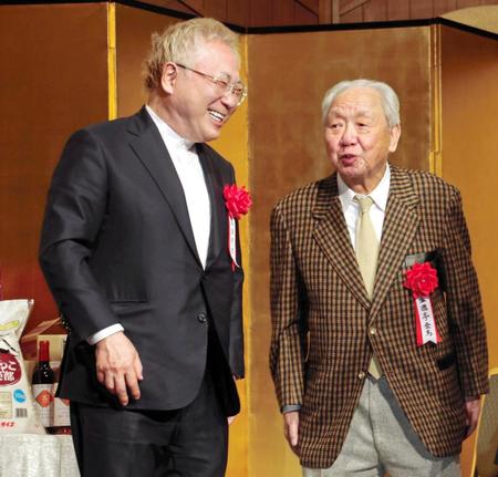 ゆうもあ大賞表彰式で高須克弥氏（左）と＝２０１７年１２月