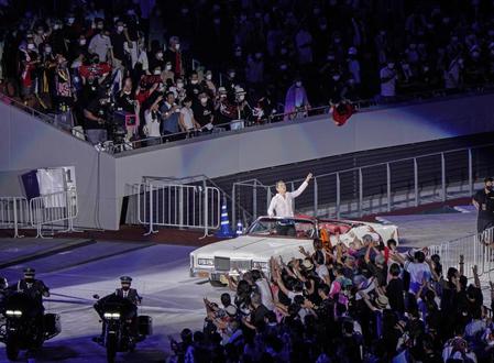 車上から客席に向かい手を振る矢沢永吉（撮影・ＨＩＲＯ　ＫＩＭＵＲＡ）