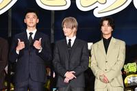 　ポーズを決める（左から）竹内涼真、横浜流星、高橋海人（撮影・園田高夫）