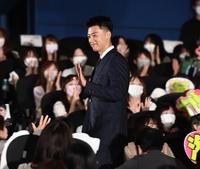 　ファンに手を振る竹内涼真（撮影・園田高夫）