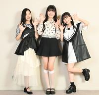 　新曲の名前にかけて、虎のポーズをするＢＥＹＯＯＯＯＯＮＤＳの（左から）一岡伶奈、江口紗耶、西田汐里（撮影・高石航平）