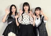 　新曲の名前にかけて、虎のポーズをするＢＥＹＯＯＯＯＯＮＤＳの（左から）一岡伶奈、江口紗耶、西田汐里（撮影・高石航平）