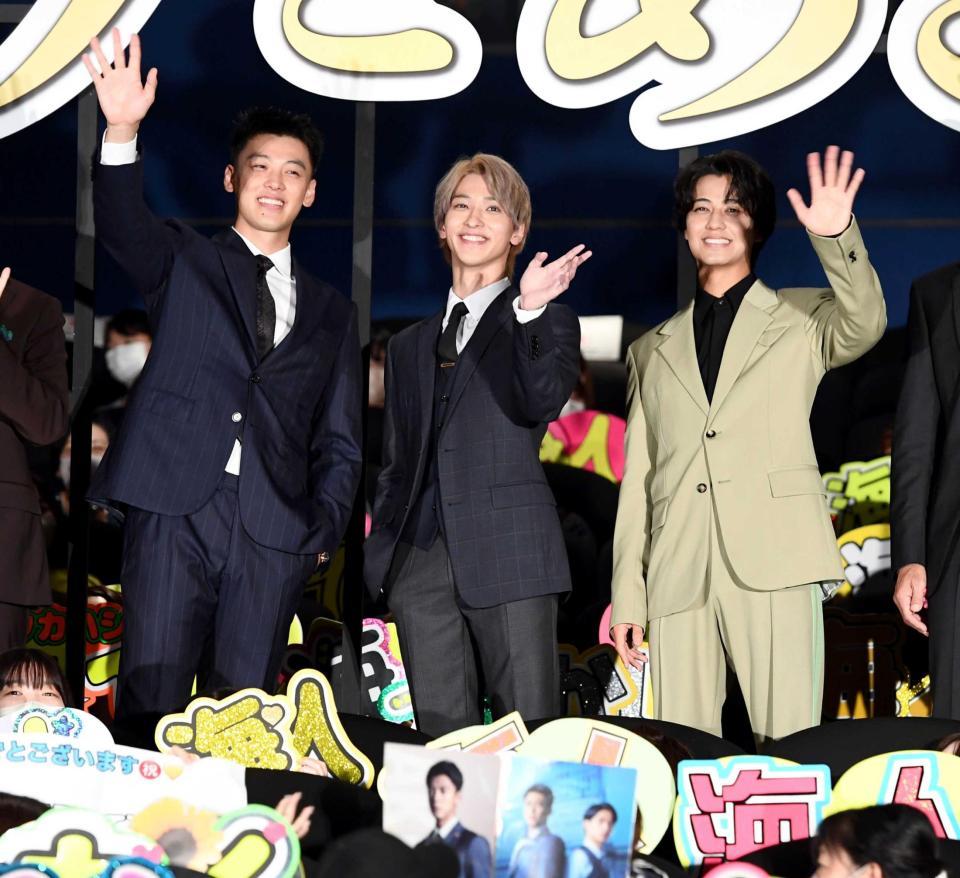 　ファンに笑顔を振りまく（左から）竹内涼真、横浜流星、高橋海人（撮影・園田高夫）