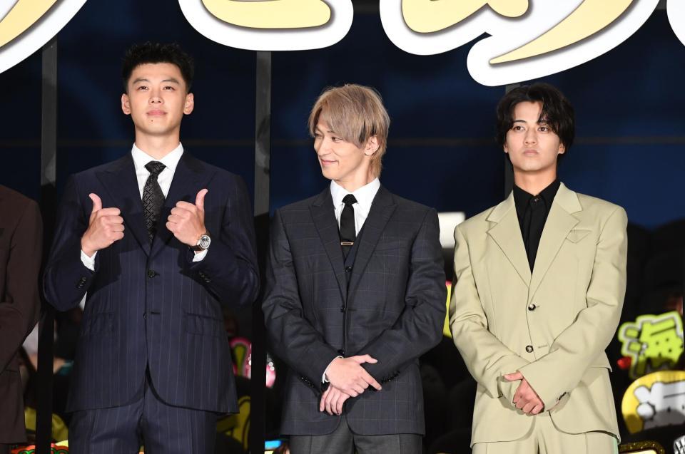 　ポーズを決める（左から）竹内涼真、横浜流星、高橋海人（撮影・園田高夫）