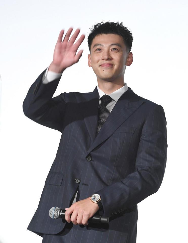 　笑顔でファンに手を振る竹内涼真（撮影・園田高夫）