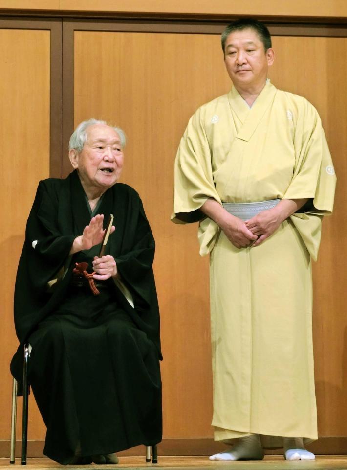 芸歴８０周年記念で息子の三遊亭金馬（右）と＝２０２１年１０月