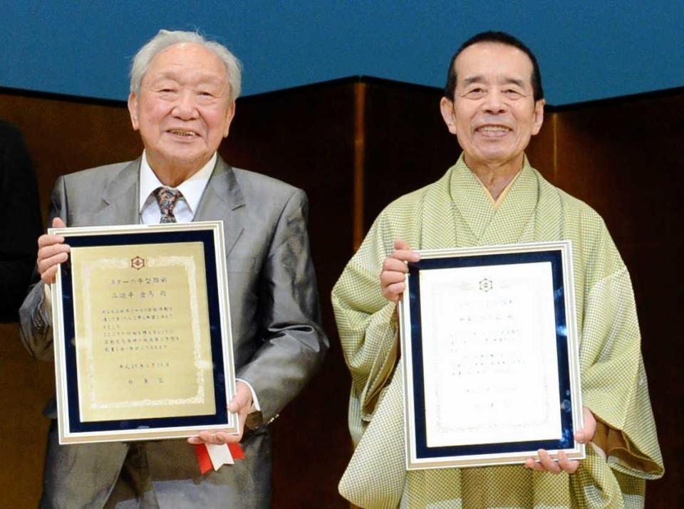 浅草芸能大賞授賞式で林家木久扇（右）と＝２０１６年３月