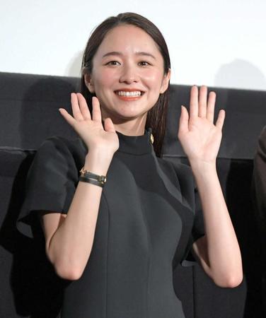 　初日舞台あいさつに登場し笑顔で手を振る堀田真由