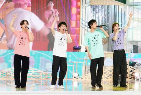 　「２４時間テレビ４５」のオープニングでパフォーマンスしたジャにのちゃんねるの（左から）山田涼介、二宮和也、中丸雄一、菊池風磨