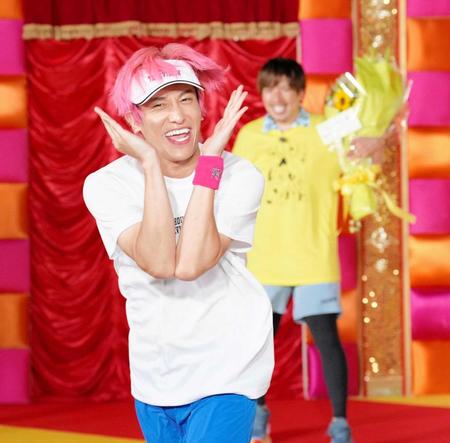 　おどけながらチャリティーマラソンをスタートした兼近大樹