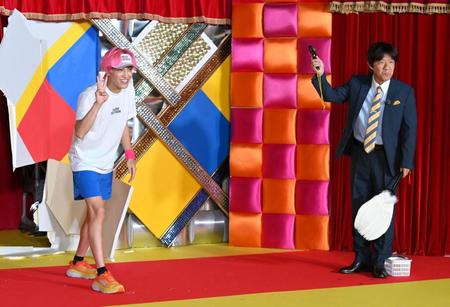 　内村光良（右）のスタートの号砲とともに走り始める兼近大樹