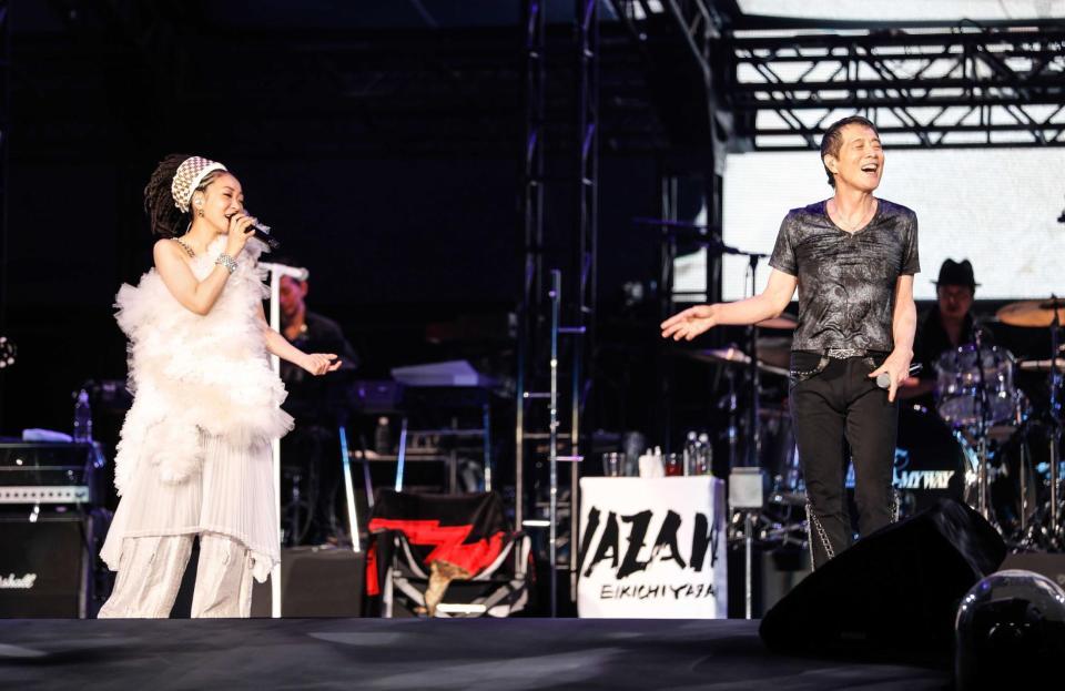 　ＭＩＳＩＡ（左）とコラボ唱する矢沢永吉（撮影・ＨＩＲＯ　ＫＩＭＵＲＡ）