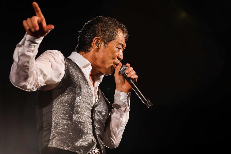 　熱唱する矢沢永吉（撮影・ＨＩＲＯ　ＫＩＭＵＲＡ