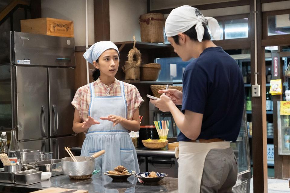 暢子（黒島結菜）に沖縄料理を教わる矢作（井之脇海）