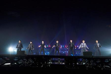 　パフォーマンスする「ＳＵＰＥＲ　ＪＵＮＩＯＲ」の（左から）シンドン、リョウク、ドンヘ、イエソン、キュヒョン、ウニョク、イトゥク