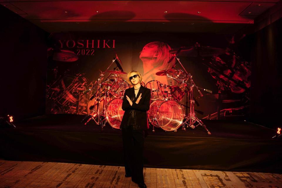 　ドラムの前でＸポーズを決めるＹＯＳＨＩＫＩ