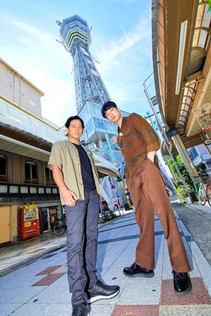 　映画「ヘルドッグス」ＰＲイベントで大阪に極秘潜入した岡田准一（左）と坂口健太郎