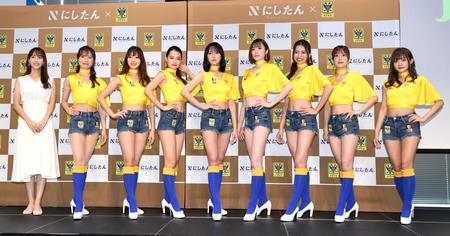 ＭＣの鷲見玲奈アナ（左端）と並んでポーズを取る初代シントトロイデンガールズの（左から）雪音まりな、亀澤杏菜、下光リコ、川瀬もえ、綾瀬まお、さゆり、藤田香澄、立花紫音（撮影・佐藤厚）